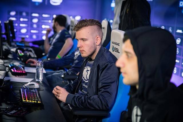 MSI采访T1.Gumayusi：Faker意识到我失去了自信 并提出了建议