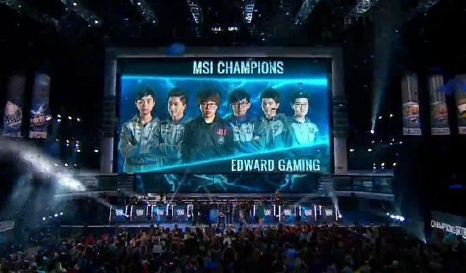 反恐精英2：8月27日的更新恢复了在 Ancient 上的手雷排列视觉效果；并修复了刀具动画